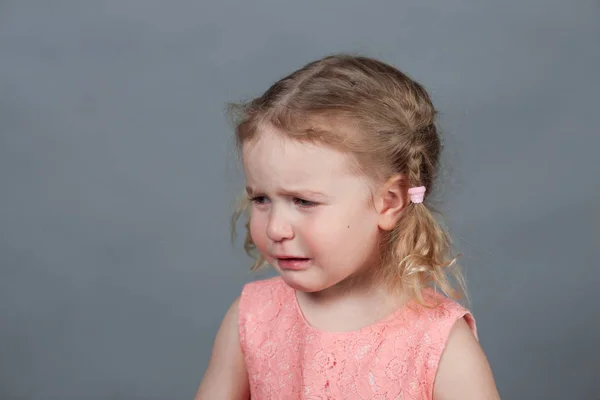 Porträt eines traurigen Mädchens und rosa Kleid, Studio — Stockfoto