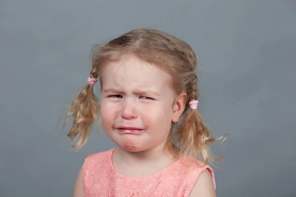 Portret van verdrietig meisje en roze jurk, Studio — Stockfoto