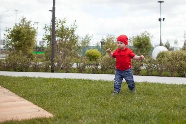 Happy small child on walk in a summer park. Rest in the city, outdoor — Stock Photo, Image