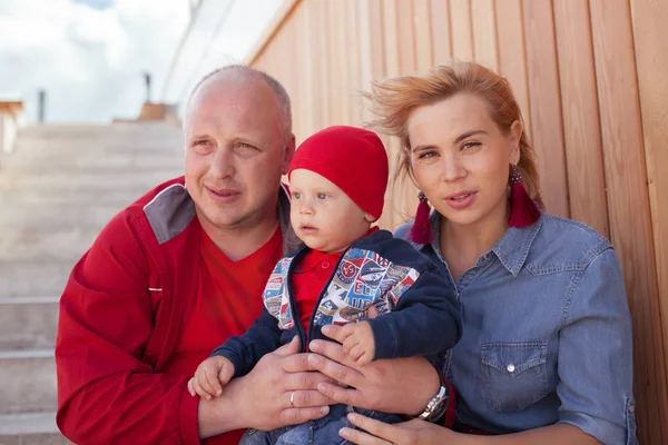 Szczęśliwa rodzina z małym dzieckiem na spacer w letnim parku. Spoczywaj w mieście. — Zdjęcie stockowe