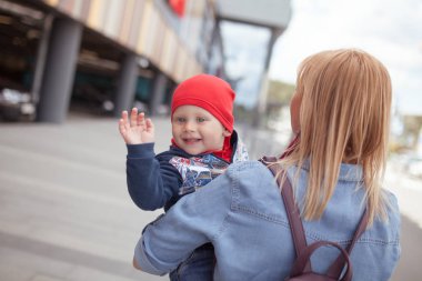Bir yaz parkında yürüyüş küçük bir çocuk ile mutlu bir aile. Şehirde dinlenin.