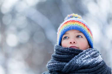 Kış parkında, açık yürüyüş için siyah ceket üzgün çocuk portresi