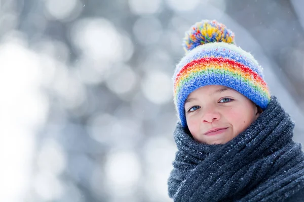 Ritratto di ragazzo felice in cappotto nero per passeggiare nel parco invernale, esterno — Foto Stock