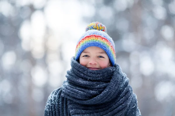 Ritratto di ragazzo felice in cappotto nero per passeggiare nel parco invernale, esterno — Foto Stock