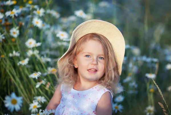 Petite fille mignonne avec bouquet de fleurs de camomille — Photo