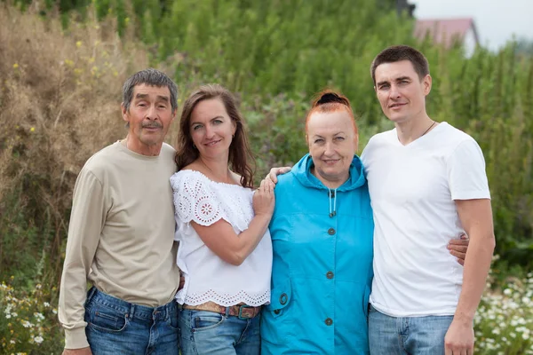 Portret van volwassen kinderen met ouders op de achtergrond van de natuur — Stockfoto