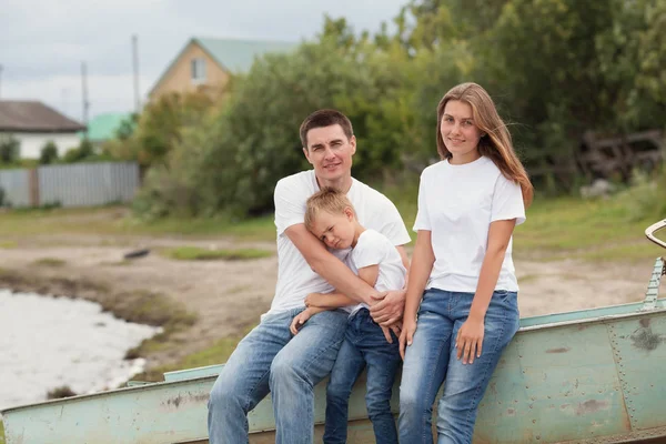 Retrato de Família Feliz. Pai com duas crianças no campo ao ar livre — Fotografia de Stock