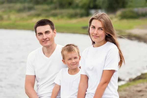 Porträt einer glücklichen Familie. Vater mit zwei Kindern im Grünen — Stockfoto