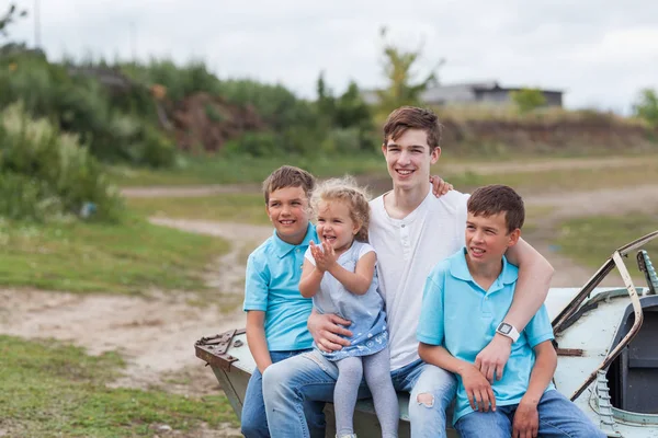 Grupp glada glada vackra barn sitter på båten i parken, Utomhus, — Stockfoto