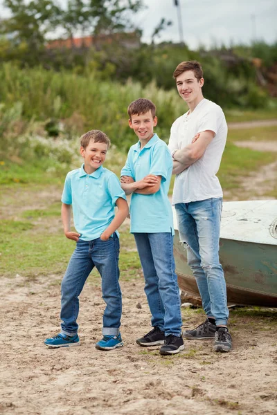 Retrato de hermanos felices en el fondo de la naturaleza, al aire libre , — Foto de Stock