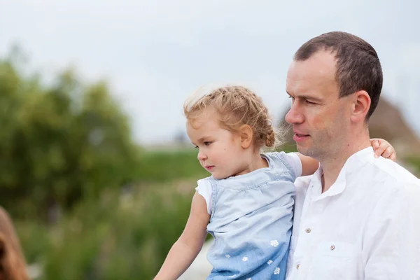 Portrait de petite fille embrassant son papa — Photo