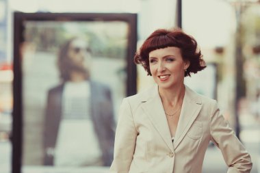 güneşli bir yaz gününde sokakta yürüyen güzel kadın