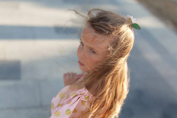 Retrato de uma menina bonita séria com cabelos longos, ao ar livre — Fotografia de Stock