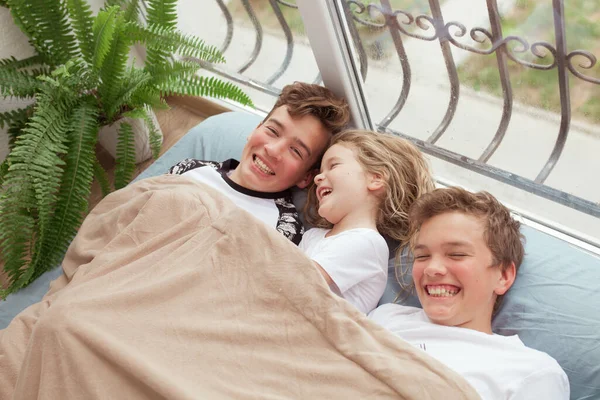 Little Girl Older Brothers Lying Sofa Window Children Laughing Talking — Stock Photo, Image