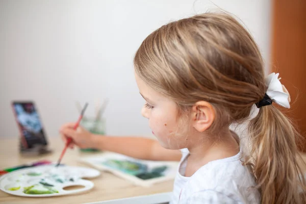 Klein Kind Meisje Tekent Kijkt Naar Een Tekening Les Online — Stockfoto