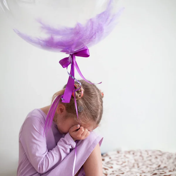 Menina Triste Com Bolas Roxas Bebê Está Chorando Chateado Seu — Fotografia de Stock