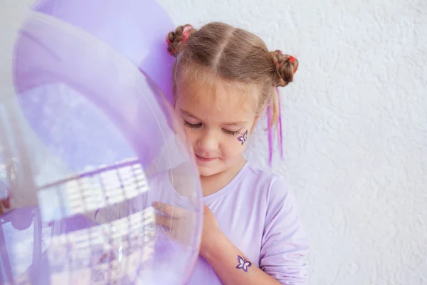 Porträt Eines Fröhlichen Hübschen Mädchens Mit Lila Und Transparenten Luftballons — Stockfoto