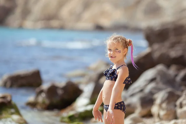 Šťastná Hezká Dívka Kráčí Podél Mořského Pobřeží Pozadí Moře Zpoza — Stock fotografie