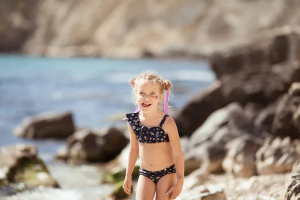 在大海的背景下 在美丽的风景后面 一个快乐漂亮的姑娘沿着海滨散步 — 图库照片