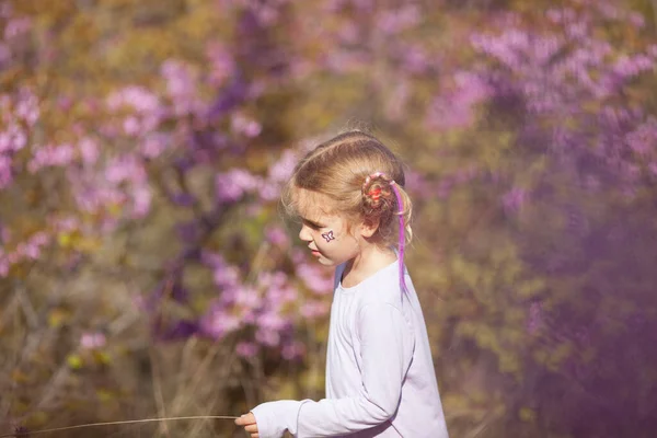 Porträt Eines Fröhlichen Kleinen Mädchens Einem Lila Kleid Vor Einem — Stockfoto