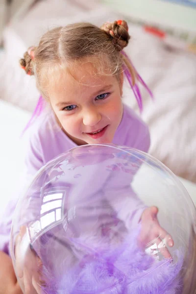Retrato Uma Menina Bonita Alegre Com Balões Roxos Transparentes Feriado — Fotografia de Stock