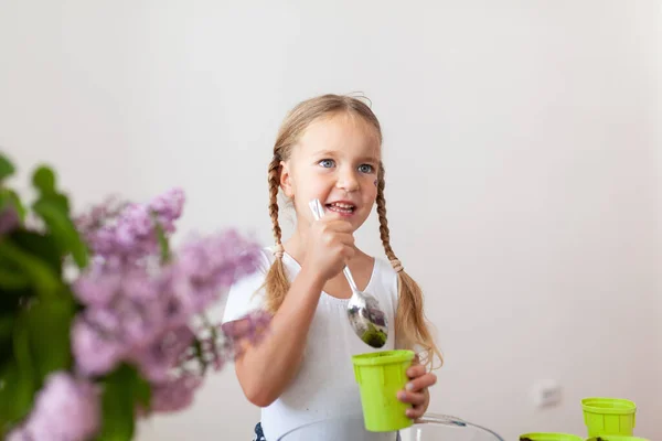 Meisje Een Wit Shirt Plant Erwtenzaadjes Groene Potten Een Kind — Stockfoto
