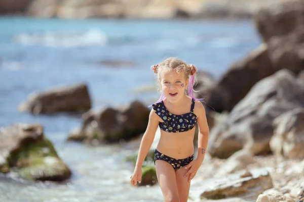 Felice Bella Ragazza Passeggiate Lungo Costa Del Mare Sullo Sfondo — Foto Stock