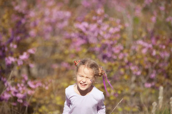 Porträt Eines Fröhlichen Kleinen Mädchens Einem Lila Kleid Vor Einem — Stockfoto
