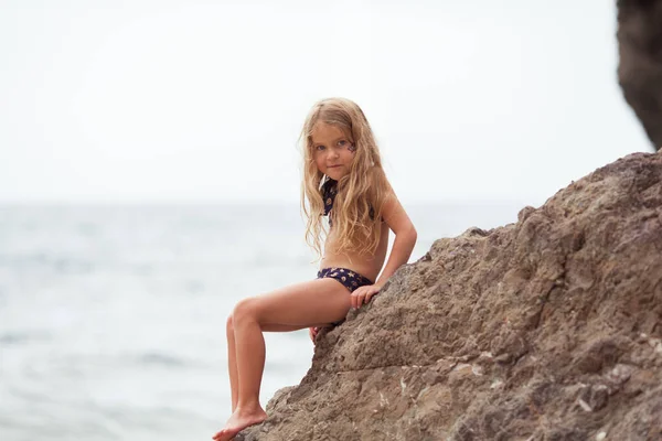 Felice Bella Ragazza Passeggiate Lungo Costa Del Mare Sullo Sfondo — Foto Stock