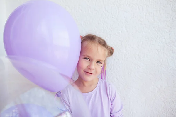 Portret Van Een Vrolijk Mooi Meisje Met Paarse Transparante Ballonnen — Stockfoto