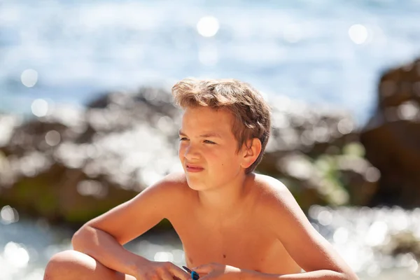 Pensive Serious Teenager Sits Seashore — Stock Photo, Image
