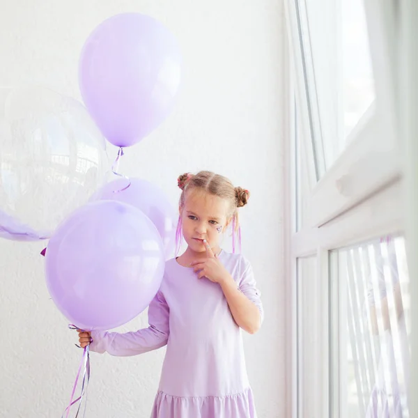 Portret Van Een Vrolijk Mooi Meisje Met Paarse Transparante Ballonnen — Stockfoto