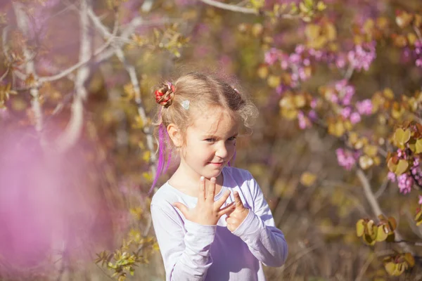 Porträt Eines Fröhlichen Kleinen Mädchens Einem Lila Kleid Vor Einem — Stockfoto