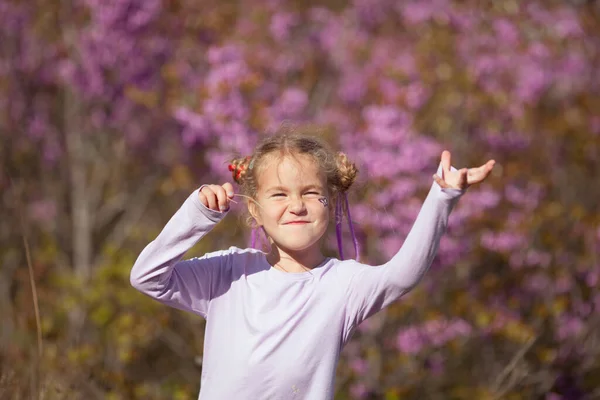 Porträt Eines Fröhlichen Kleinen Mädchens Einem Lila Kleid Vor Einem — Stockfoto