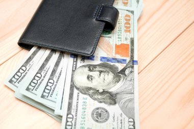 Yığın para ve ahşap masa cüzdan. Para kavramı
