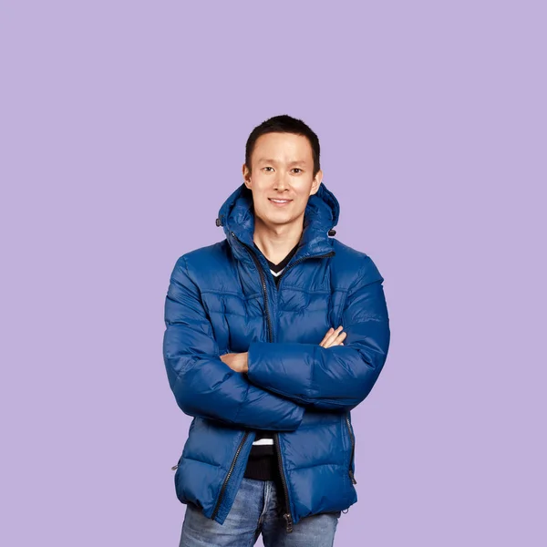 Asiatisk Man Blå Vadderad Jacka Trendiga Tonad Bakgrund — Stockfoto