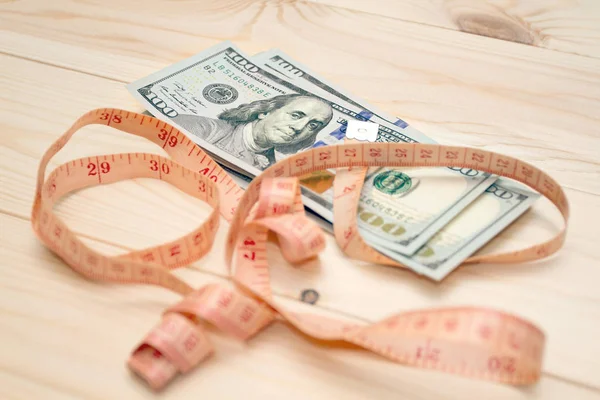 Hoop Van Geld Meetband Houten Tafel Geld Dollars Concept — Stockfoto