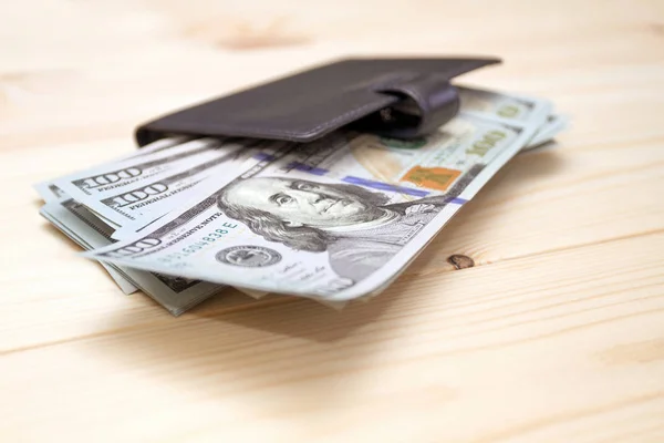お金とお財布を木製のテーブルのヒープ お金の概念 — ストック写真