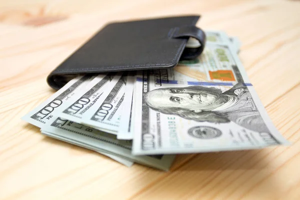 お金とお財布を木製のテーブルのヒープ お金の概念 — ストック写真