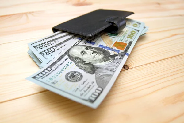 Hromadu Peněz Peněženku Dřevěný Stůl Peníze Koncept — Stock fotografie