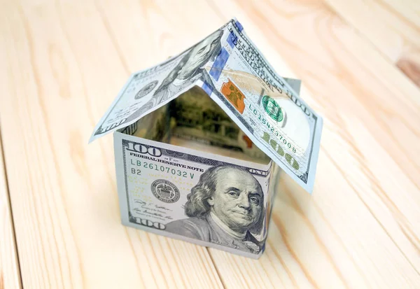 家の形をしたお金をドル 住宅ローンの概念は 抵当または分割払いを意味します 金のなる木の家 — ストック写真