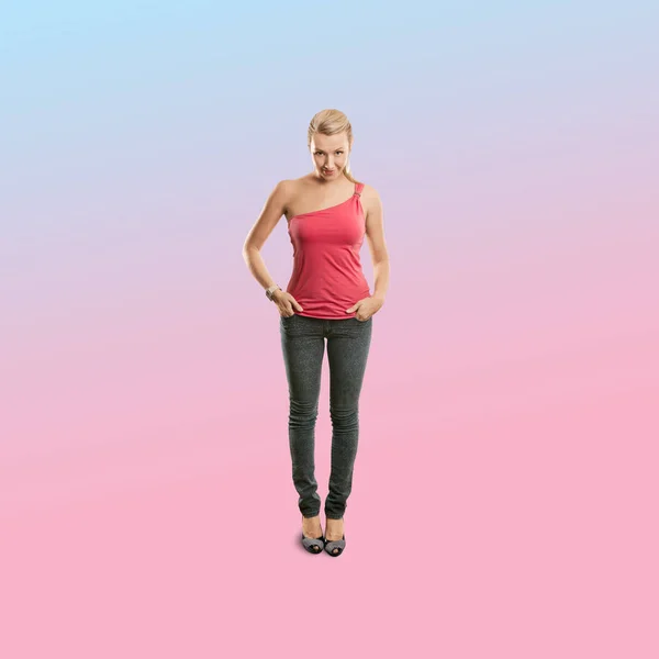 Sportowy Kobieta Różowy Stojąc Patrząc Kamery Modny Gradientu Tła Pełnej — Zdjęcie stockowe