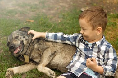 Çocuk Çocuk köpeğini dışarıda eğleniyor