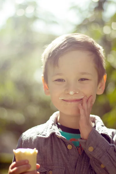 Смешной Мальчик Ест Мороженое Открытом Воздухе — стоковое фото