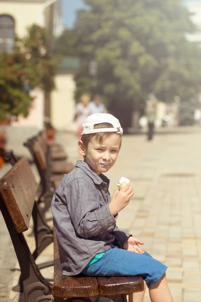 Забавный Мальчик Сидит Скамейке Ест Мороженое Открытом Воздухе — стоковое фото