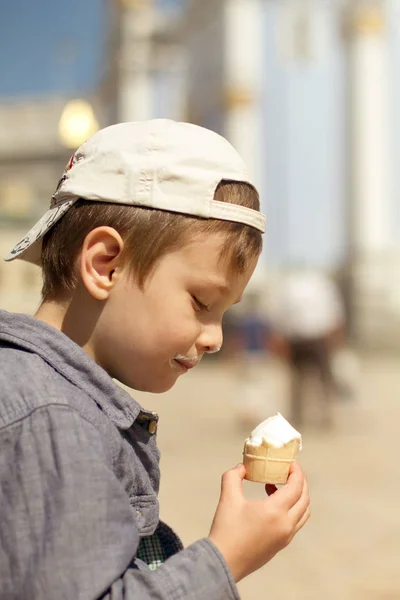 Смішний Хлопчик Їсть Морозиво Відкритому Повітрі — стокове фото