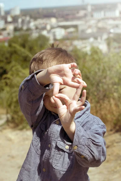 Junge Der Sich Als Kameramann Freien Ausgibt Junge Blickt Kamera — Stockfoto