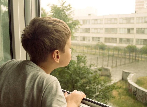 Мальчик Смотрит Окно Мальчик Смотрит Дождь Через Окно — стоковое фото