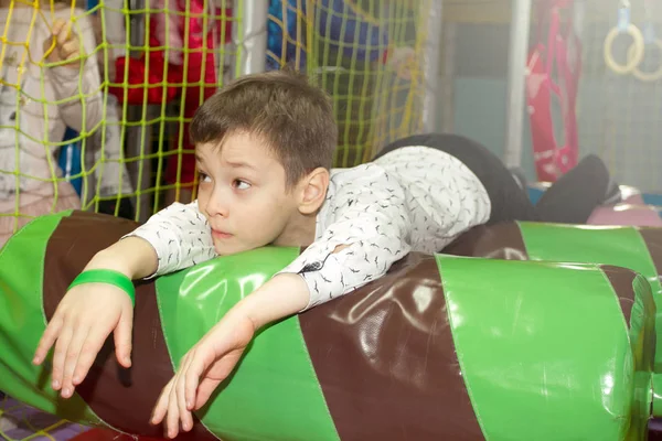 Rapaz Sala Jogos Para Crianças Descansa Brincando Quarto Shopping Com — Fotografia de Stock