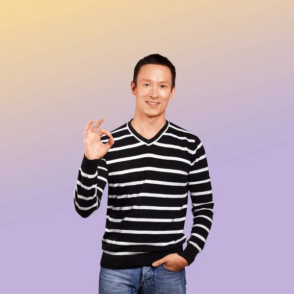 Asiatische Mann Gestreiften Pullover Zeigt Zeichen — Stockfoto